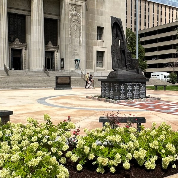 Freedom Suits Memorial Monument framed by the Civil Courts building.