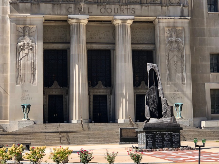 Freedom Suits Memorial Monument framed by the Civil Courts building.